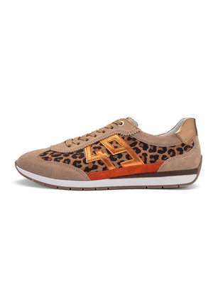Beige suède sneaker met luipaardprint accenten, oranje strepen en gouden veterogen. Voorzien van een witte rubberen zool en een ronde neus.