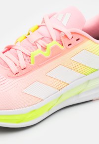 adidas Performance QUESTAR 3  - Tenisice za cestovno trčanje - pink spark/halo silver/lucid lemon