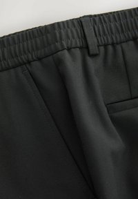 Sorte bukser med elastisk talje, der har en glat stofstruktur, plisseret detalje og sidelommer. Enkel og funktionel design.
