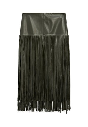 Olijfgroen leren rok met een getailleerde top en lange franjes aan de zoom, met een soepele textuur en gelaagd ontwerp.