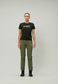 Adidas Terrex XPERIOR - Hlače za otvoreno - olive strata