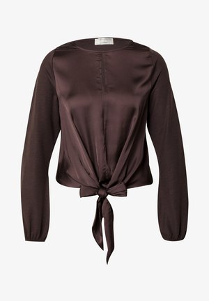 Blouse en satin marron à manches longues, décolleté rond et design à nouer à l'avant. Sa texture lisse et son éclat subtil rehaussent son apparence.