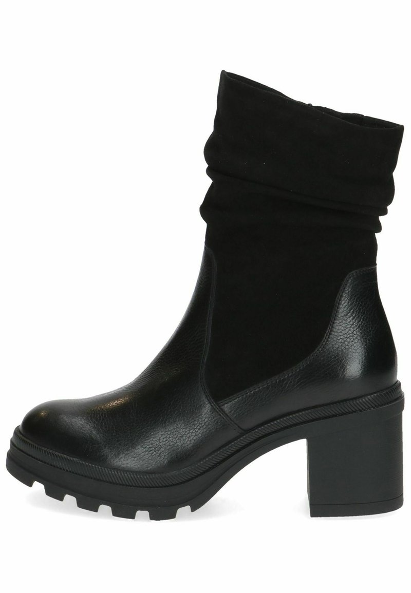 Botines negros con un puño de ante arrugado, cuerpo de cuero suave, suela de goma gruesa y tacón cuadrado, con un patrón texturizado.