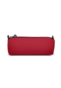 Astuccio rosso con zip, dalla texture liscia, forma rettangolare e un motivo sottile. Presenta una zip nera e un'etichetta in tessuto.