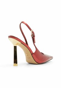Rote Lackleder-Slingback-Schuh mit spitzem Zeh und goldakzentuiertem Stiletto-Absatz. Besitzt einen schmalen Knöchelriemen und ausgeschnittene Details.