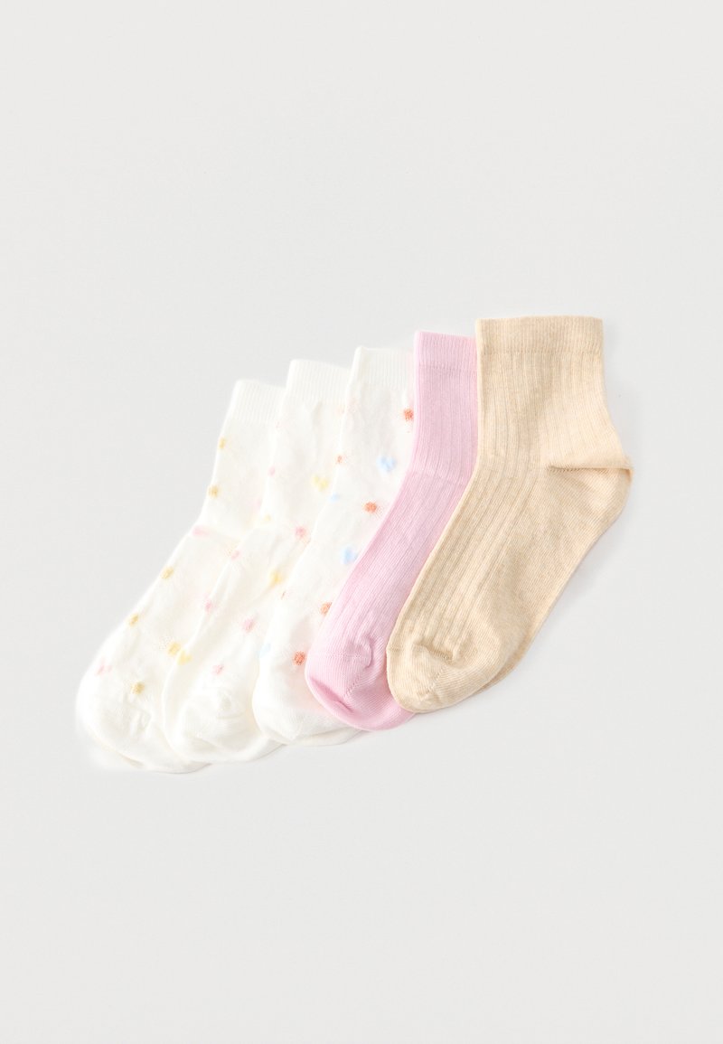Cinq paires de chaussettes basses aux couleurs pastel, dont beige, rose et blanc avec de petits points multicolores, disposées en chevauchement.