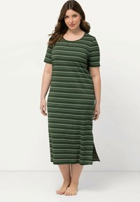 Comoda camicia da notte a righe verdi realizzata in tessuto morbido, con maniche corte, scollatura rotonda e spacchi laterali per facilitare i movimenti.