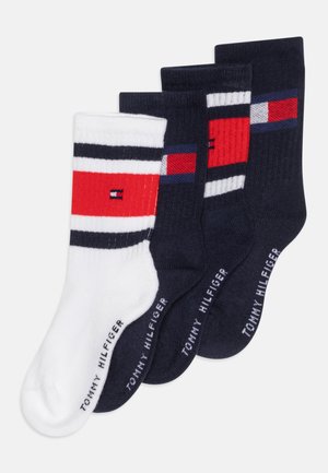 Quatro pares de meias de algodão em branco e azul escuro. As características incluem listras bold em vermelho e branco, detalhes com logotipo e punhos canelados.
