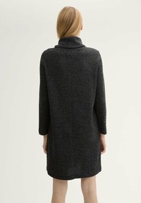 Schwarzer Woll-Mix übergroßer Mantel mit hohem Kragen, Dreiviertelärmel und strukturiertem Strickmuster, der über den Knien endet.