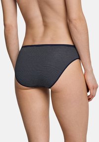marineblauwe en witte gestreepte slip met elastische tailleband, gemaakt van een glad materiaal, met een naadloos ontwerp en medium bedekking.