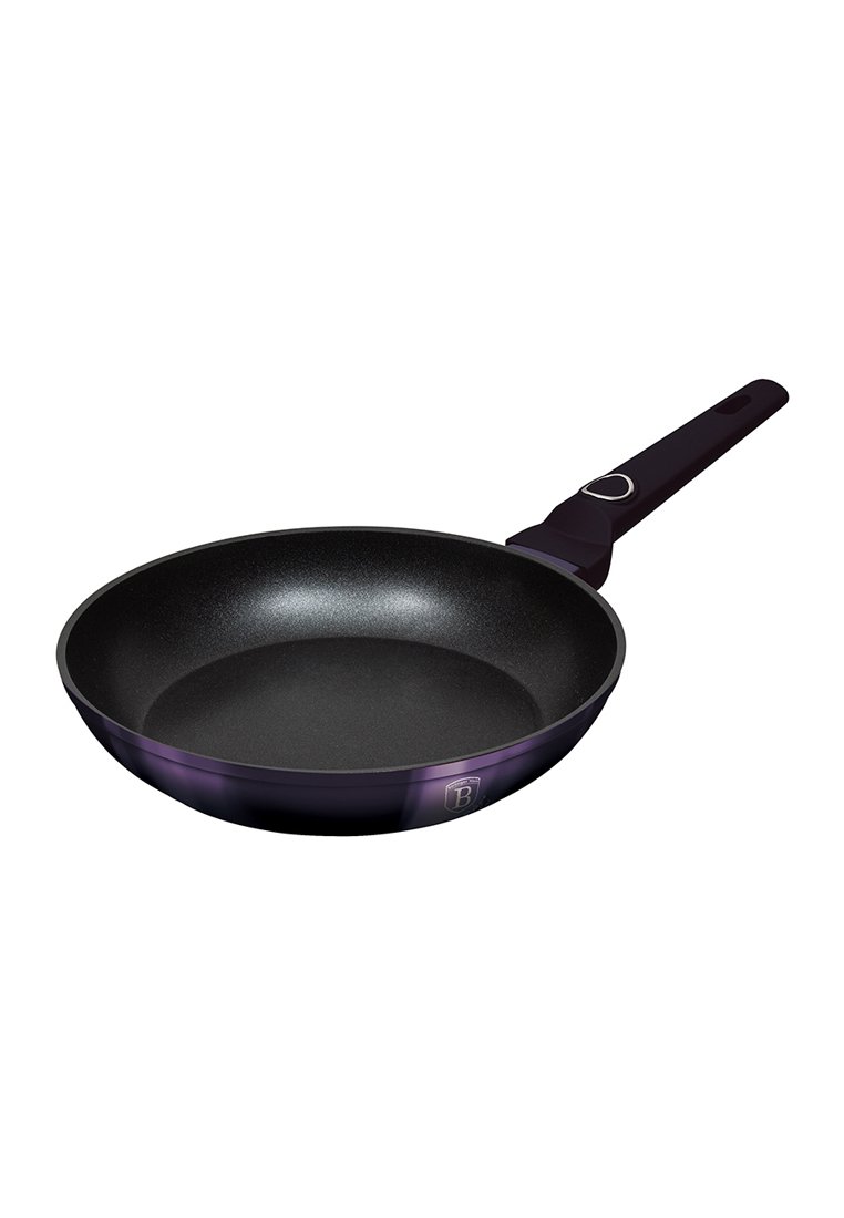Antiaanbak frying pan met een zwarte binnenkant en een diep paarse buitenkant. Beschikt over een stevige handgreep met een ronde uitsparing en het merkteken aan de zijkant.
