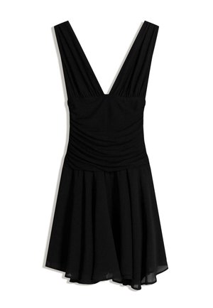 Čierne šaty bez rukávov s hlbokým výstrihom do V, nariaseným živôtikom a rozšírenou sukňou, položené naplocho na bielom pozadí.