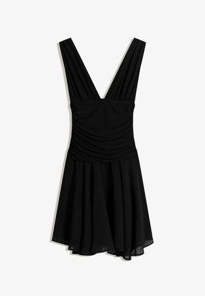 Černé šaty bez rukávů s hlubokým výstřihem do V, řaseným živůtkem a rozšířenou sukní, položeny na bílém pozadí.