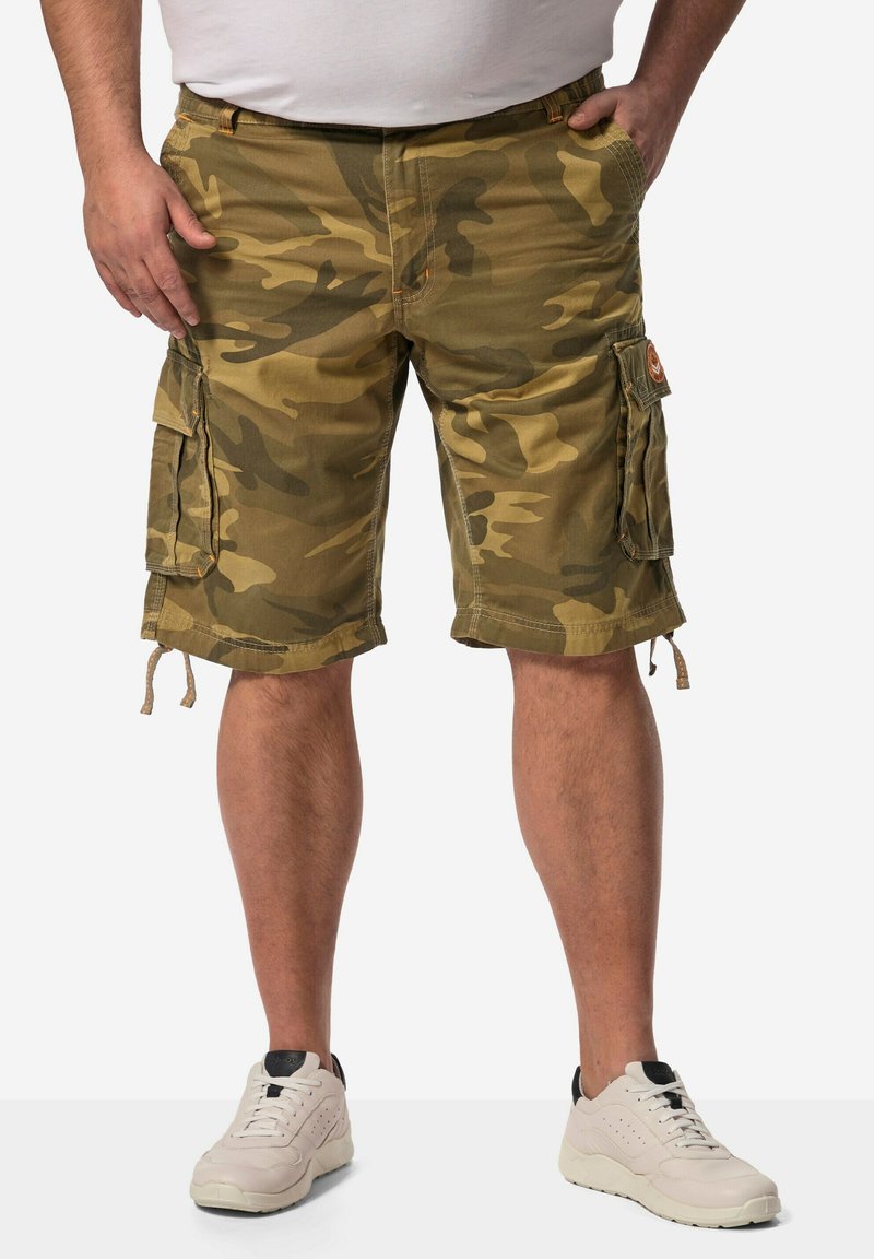 Kamuflage cargo shorts lavet af slidstærkt stof med flere lommer, en snøre i kanten, i nuancer af grøn og brun. Sammen med hvide sneakers.