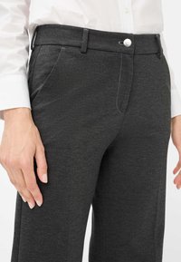 Donkergrijze op maat gemaakte broek van textuurstof met een rechte snit, voorzien van voorzakken en een metalen knoopsluiting.