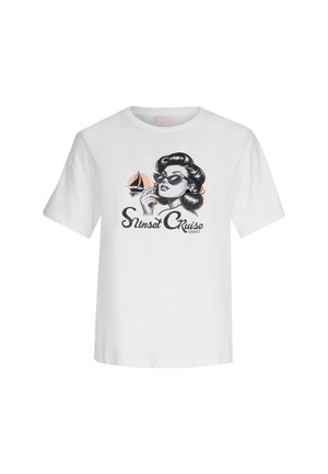 Weißes Baumwoll-T-Shirt mit einem grafischen Druck einer Frau mit Sonnenbrille, einem Segelboot und dem Text "Sonnenuntergangs-Kreuzfahrt" in Schwarz.