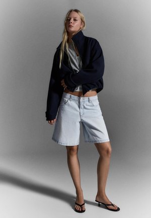 Bershka BAGGY - Kratke hlače iz džinsa - light blue