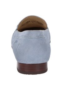 Lichtblauwe suède instapschoen met een afgeronde achterkant, houten hak en een gladde binnenvoering. Heeft minimale stikseldetails.