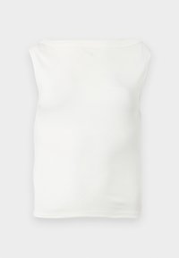 Άσπρο, εφαρμοστό τοπ χωρίς τιράντες με ίσια γραμμή στο ντεκολτέ και απαλό ύφασμα, προσφερόμενο πάνω σε ανοιχτό φόντο.