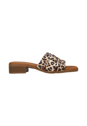 Sandalia deslizante de estampado de leopardo con tres correas anchas, un tacón bajo y una plantilla acolchada en tono marrón. El material parece suave y tiene una textura lisa.
