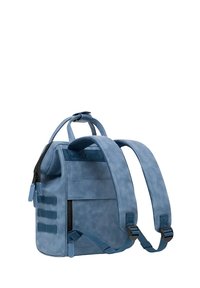 Blauer strukturierter Rucksack mit gepolsterten Trägern, Reißverschlussfächern und einer formstabilen Form. Verfügt über kontrastierende schwarze Reißverschlüsse und Mesh-Akzente.