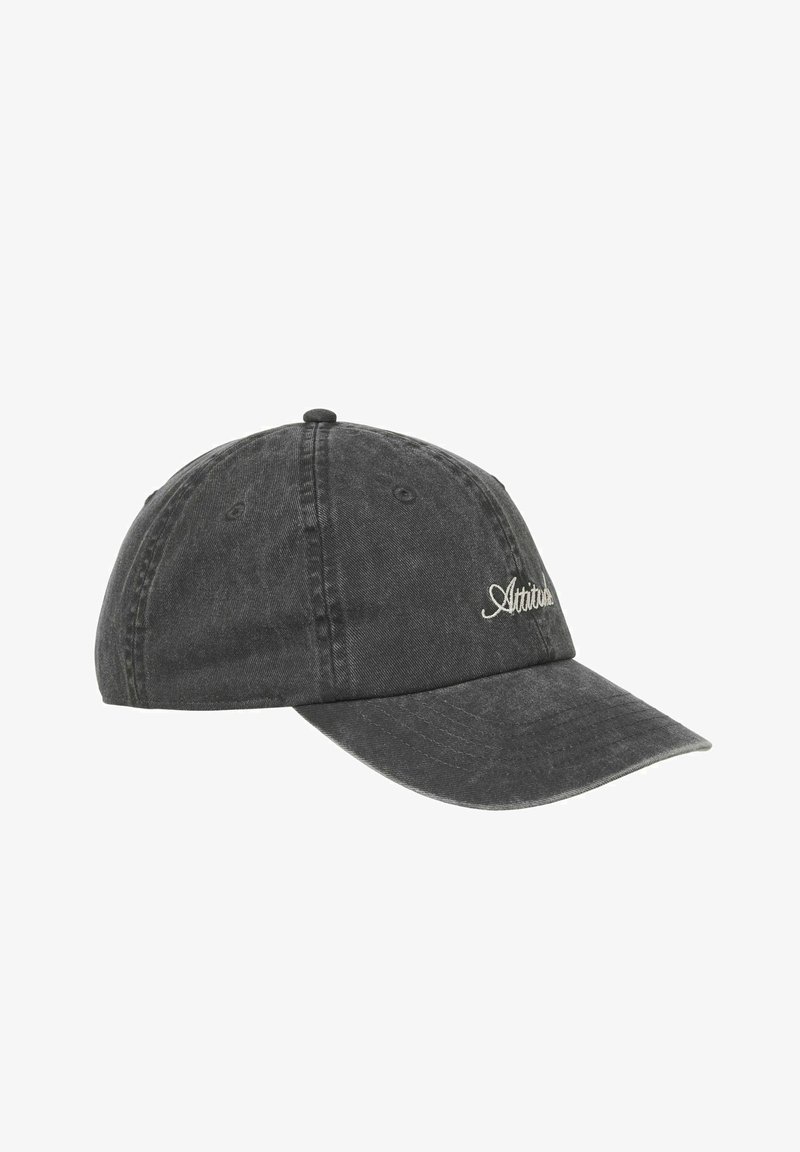 Casquette de baseball en denim noir avec une visière incurvée. Présente un logo brodé sur le devant, une conception à six panneaux et une sangle ajustable à l'arrière.