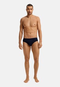 Marineblauwe herenboxers van zachte stof, met een comfortabele elastische tailleband met een subtiel logo. Glad oppervlak en aangesloten ontwerp.