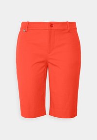 Klarröda knälånga skräddarsydda shorts med bältesslingor och en enda knappstängning i midjan.