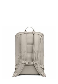 Zaino grigio chiaro con spallacci in rete imbottiti, tasca centrale con zip, tasche laterali e manico superiore. Tessuto liscio con cuciture rinforzate.