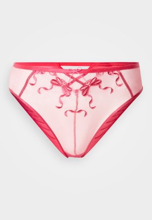 Braguitas transparentes rosas con detalles en rojo, que presentan cintas bordadas y lazos en la parte delantera. Corte de tiro bajo con una textura suave.