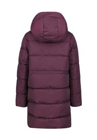 Weinroter Puffer-Mantel mit Kapuze, der horizontale, gesteppten Abschnitte und nahtlose Seiten aufweist. Rückansicht, glatte Textur, mittellanges Design.