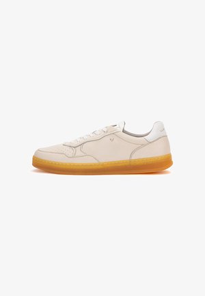 Baskets pour hommes en cuir beige avec accents perforés, lacets blancs et semelle en caoutchouc translucide orange. Bout arrondi et design minimaliste.