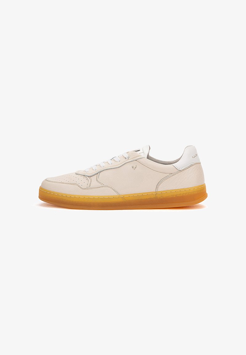 Baskets pour hommes en cuir beige avec accents perforés, lacets blancs et semelle en caoutchouc translucide orange. Bout arrondi et design minimaliste.