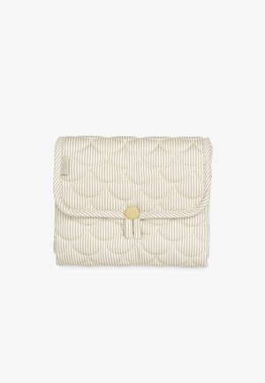 Bež-bež clutch sa bijelim prugama, prošivenim u uzorak školjki, zaobljenih rubova i središnjim zlatnim kopčom na druker.