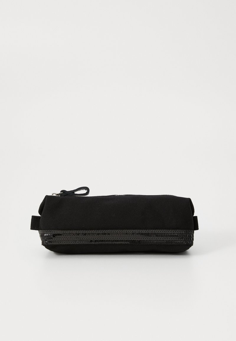 Trousse noire en tissu au toucher lisse, avec une fermeture éclair, de forme plate et un petit anneau pour attache.