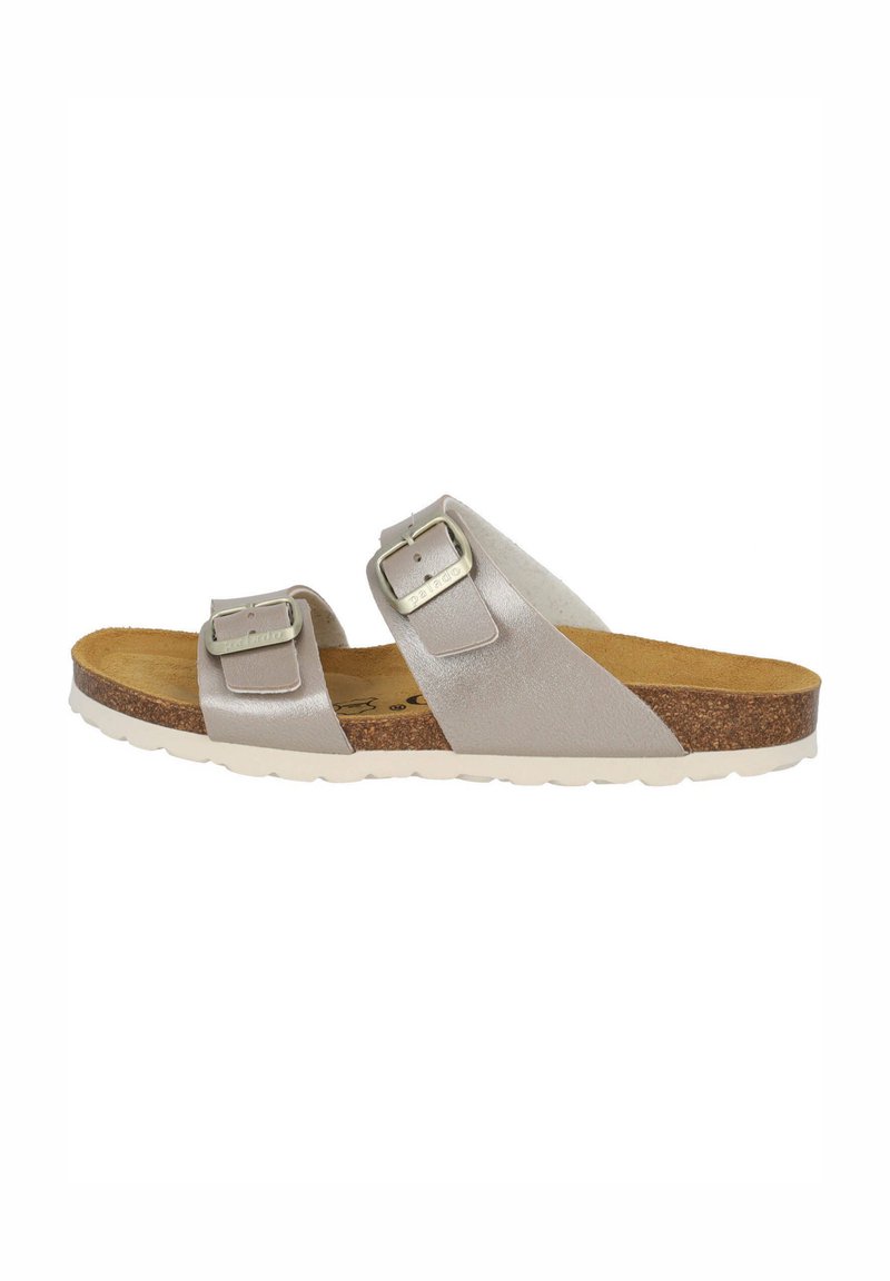 Sandali slip-on con due fibbie regolabili in metallo argentato, tomaia in pelle metallica, sottopiede in sughero e suola in gomma bianca.