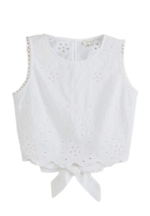 Hvid ærmeløs cropped top med blomsterbroderi i øjlets design, takkede kanter, ærmegab med løkker og bindelukning foran.