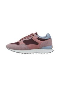 Lågklackade sneakers i nyanser av rosa och burgundy med mocka- och tygpaneler, ljusblå vadderad krage, vit mellansula och grå sula.