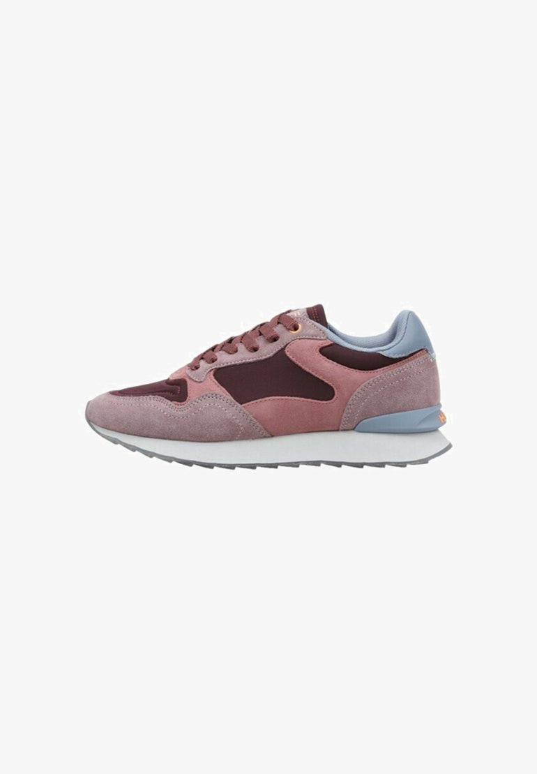 Lågklackade sneakers i nyanser av rosa och burgundy med mocka- och tygpaneler, ljusblå vadderad krage, vit mellansula och grå sula.