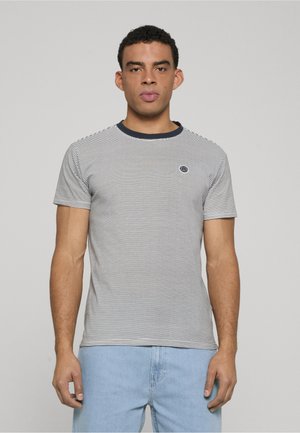 Gestreiftes T-Shirt in Marineblau und Weiß, mit einem gerippten, marineblauen Kragen, kurzen Ärmeln und einer figurbetonten Silhouette. Aus Baumwollmaterial, lässiges Design.