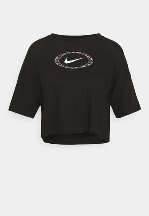 Czarny krótki T-shirt z szerokimi rękawami, biały znak Nike swoosh wewnątrz owalnego kwiatowego wzoru na klatce piersiowej.