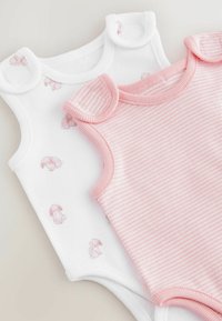 Dos bodies para bebé: uno blanco con pequeño estampado de conejito, el otro rosa con rayas blancas. Ambos cuentan con tela suave y escote redondo con cierres en los hombros.
