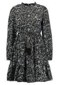 Svart blommönstrad klänning med långa ärmar, en volangkrage, invecklad midja med snörning och flerstegs kjol för ökad volym.