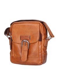Borsa a tracolla in pelle color tan con chiusura a pattina, fibbia metallica e tracolla regolabile. Presenta una tasca esterna con zip e una superficie testurizzata.