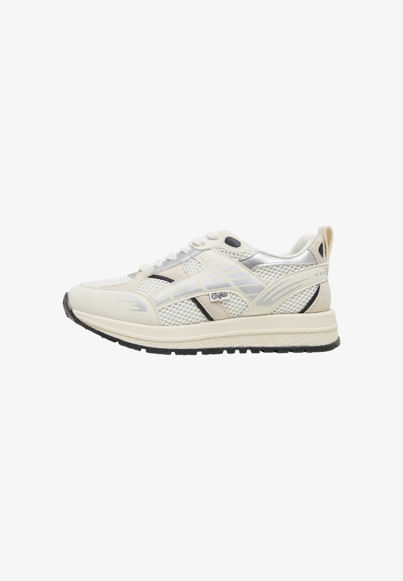 Chaussure de course en mesh blanc et beige avec fermeture à lacets, col rembourré, semelle extérieure noire et logo "Buffalo" sur le côté et la languette arrière.