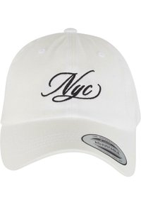 Hvit justerbar caps med svart brodert tekst "Nyc." Designet inkluderer en buet skygge og en rund topp med ventilasjonshull.