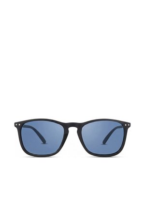 Schwarze Sonnenbrille mit rechteckigem Rahmen und blau getönten Gläsern vor weißem Hintergrund.