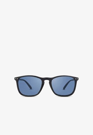 Schwarze Sonnenbrille mit rechteckigem Rahmen und blau getönten Gläsern vor weißem Hintergrund.