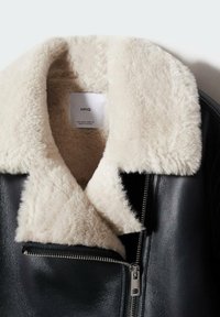 Mango Giacca in similpelle - black