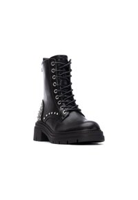 Botas de tobillo negras con cordones, hechas de cuero, que presentan tachuelas plateadas en el lateral, suela de goma gruesa y diseño de punta redondeada.